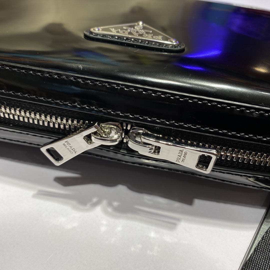 𝐏𝐑𝐀𝐃𝐀 New camera bag 1BH180