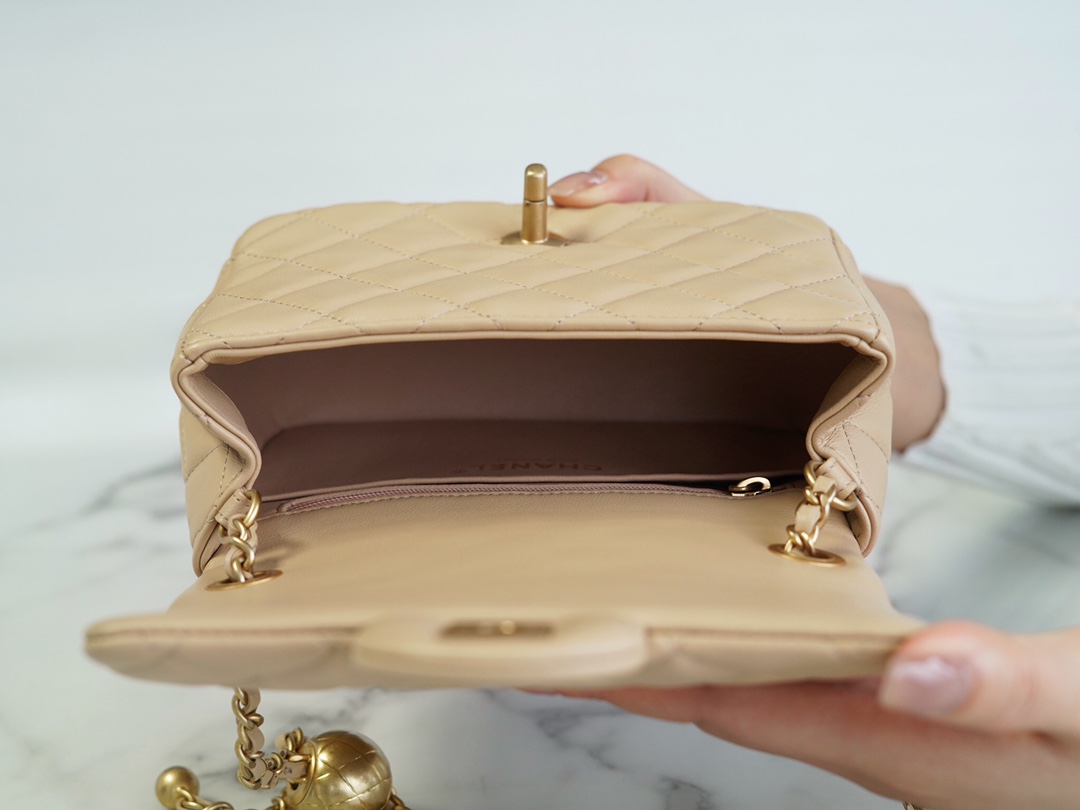 𝗖𝗛𝗔𝗘𝗡𝗟 ✦𝟮𝟮🅲Spring and Summer 𝐂𝐅 Fang Fatman Metal Ball Apricot