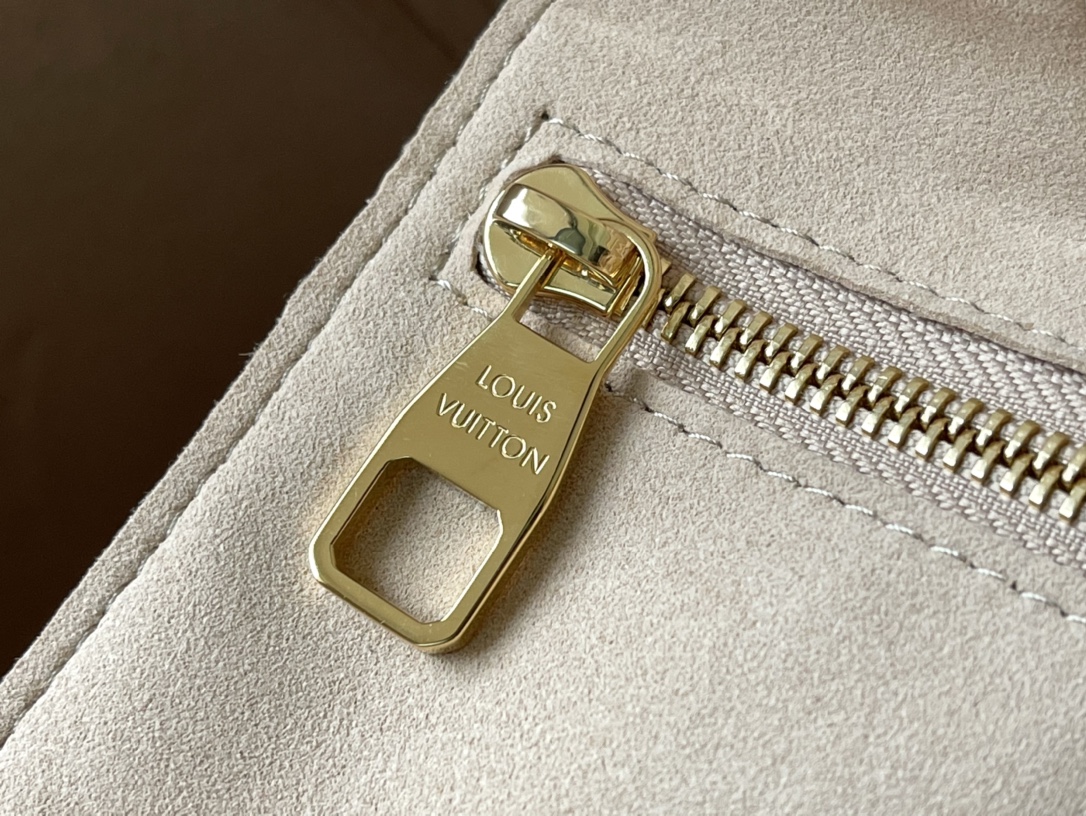 𝐋𝐎𝐔𝐈𝐒 𝐕𝐔𝐈𝐓𝐓𝐎𝐍   M45686