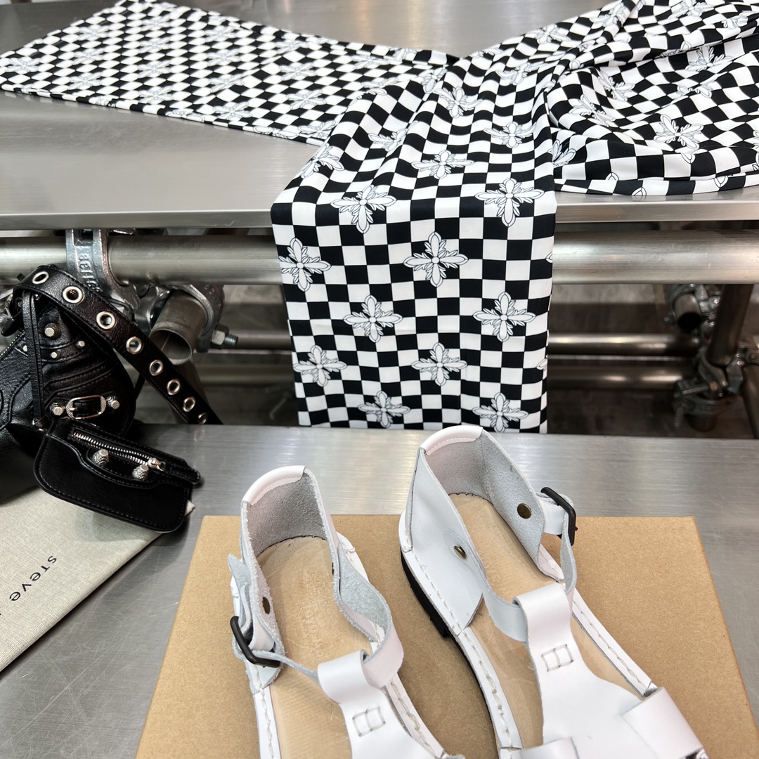 𝐒𝐭𝐞𝐯𝐞 𝐌𝐨𝐧𝐨｜𝟐𝟎𝟐𝟑𝐒𝐒/𝐧𝐞𝐰 A pair of fully handmade sandals using Goodyear practices