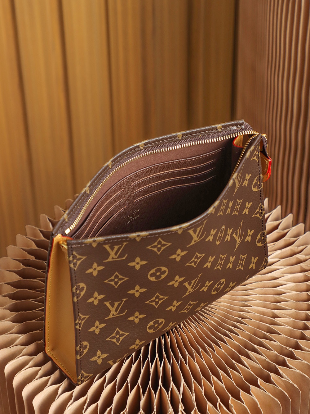 Louis Vuitton 𝐓𝐎𝐈𝐋𝐄𝐓𝐑𝐘 𝟐𝟔 new wash bag #M81412