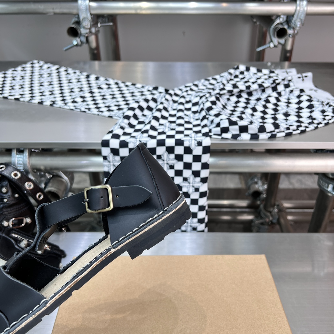 𝐒𝐭𝐞𝐯𝐞 𝐌𝐨𝐧𝐨｜𝟐𝟎𝟐𝟑𝐒𝐒/𝐧𝐞𝐰 A pair of fully handmade sandals using Goodyear practices