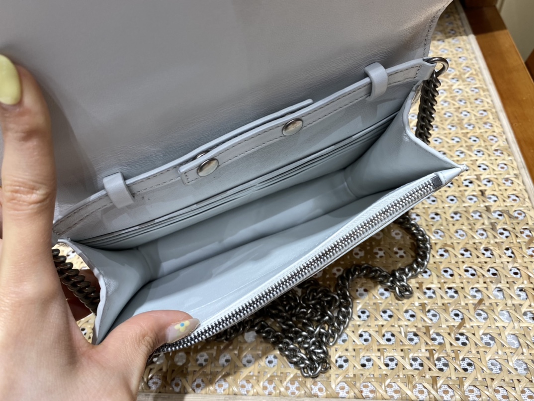 BALENCIAGA 𝘄𝗮𝗹𝗹𝗲𝘁 𝗼𝗻 𝗰𝗵𝗮𝗶𝗻 ▪️ crocodile pattern white white buckle