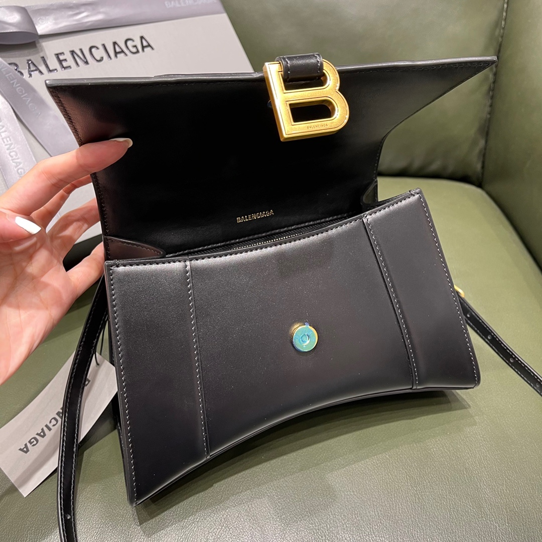 BALENCIAGA 𝐇𝐨𝐮𝐫𝐠𝐥𝐚𝐬𝐬 𝐒 The hourglass bag of the fashion world