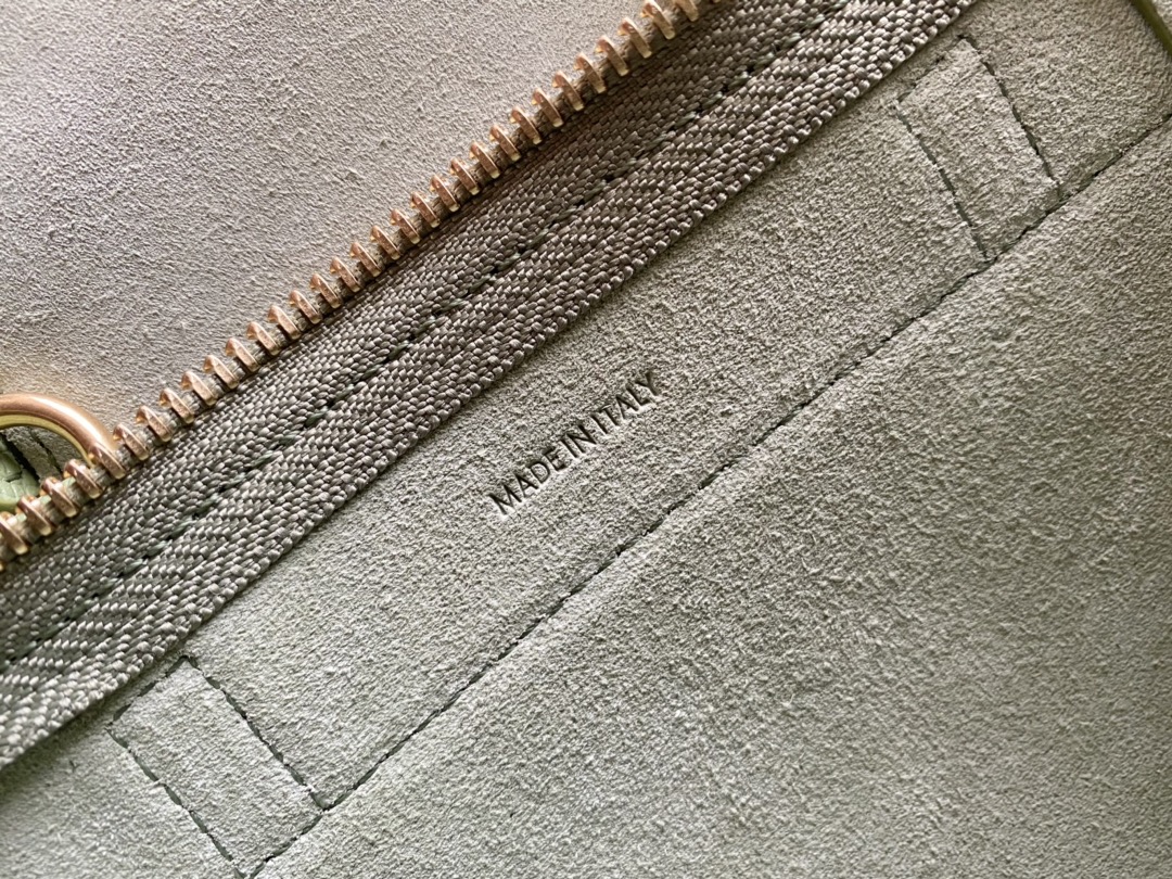 𝐂𝐞𝐥𝐢𝐧𝐞 𝐛𝐞𝐥𝐭 𝐩𝐢𝐜𝐨 𝟏𝟔𝐜𝐦 Grained Calfskin Bag