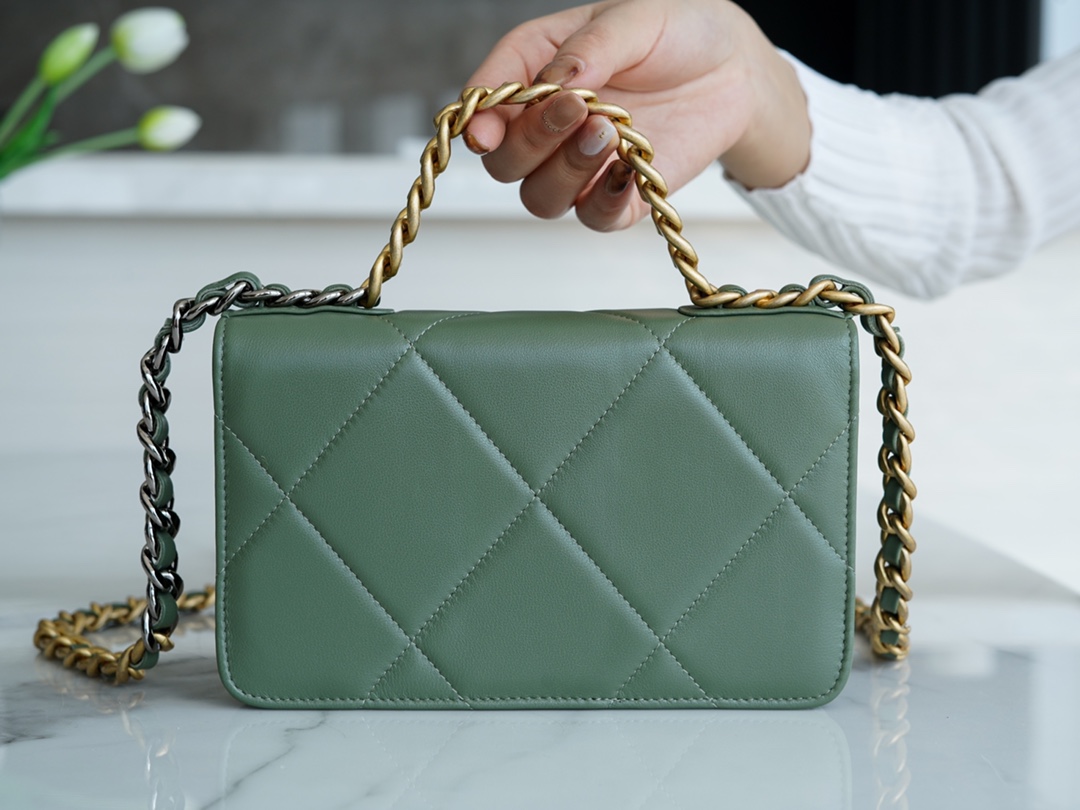 Chanel 19 bag 𝑾𝒐𝒄22C gold buckle matcha green