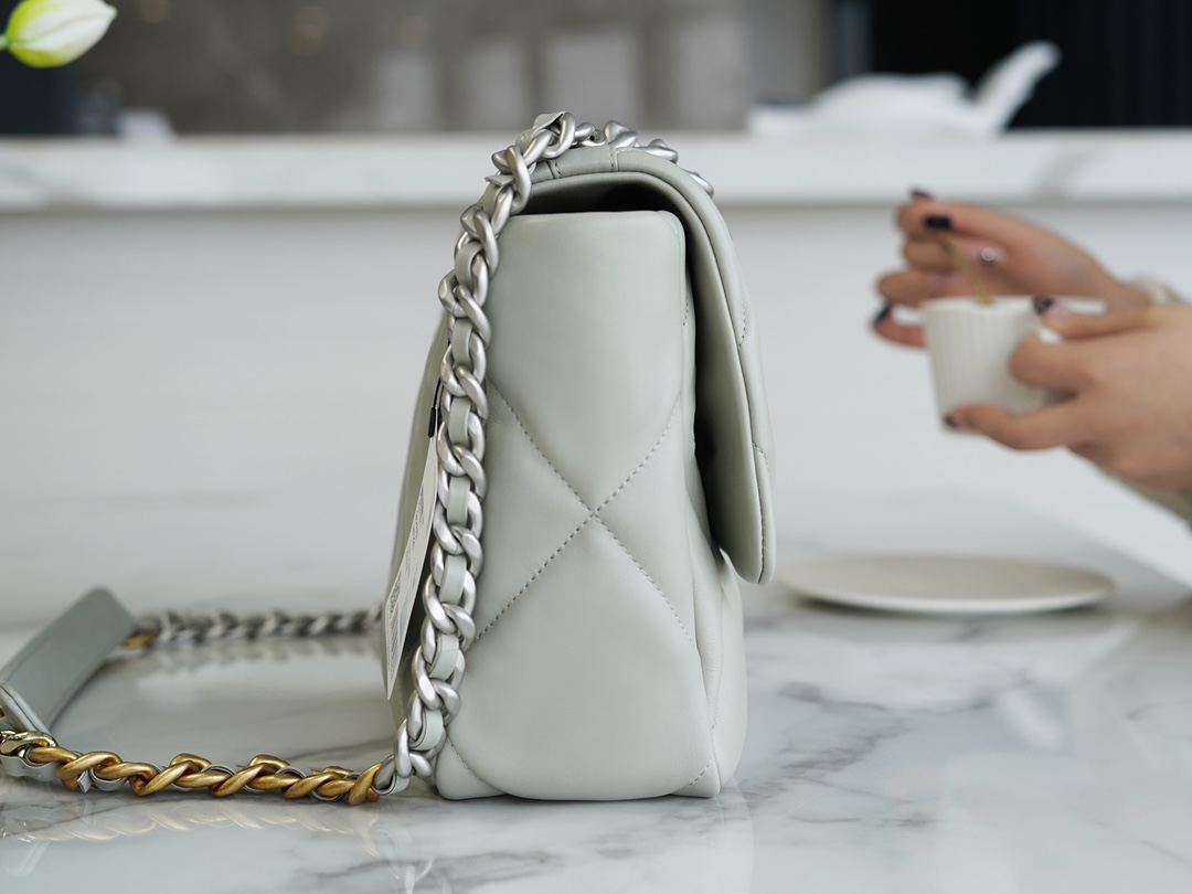 𝗖𝗛𝗔𝗡𝗘𝗟 ❶❾ 𝗕𝗔𝗚 Original lambskin series ❥ Genuine leather ❥ Medium ❥ Light grey