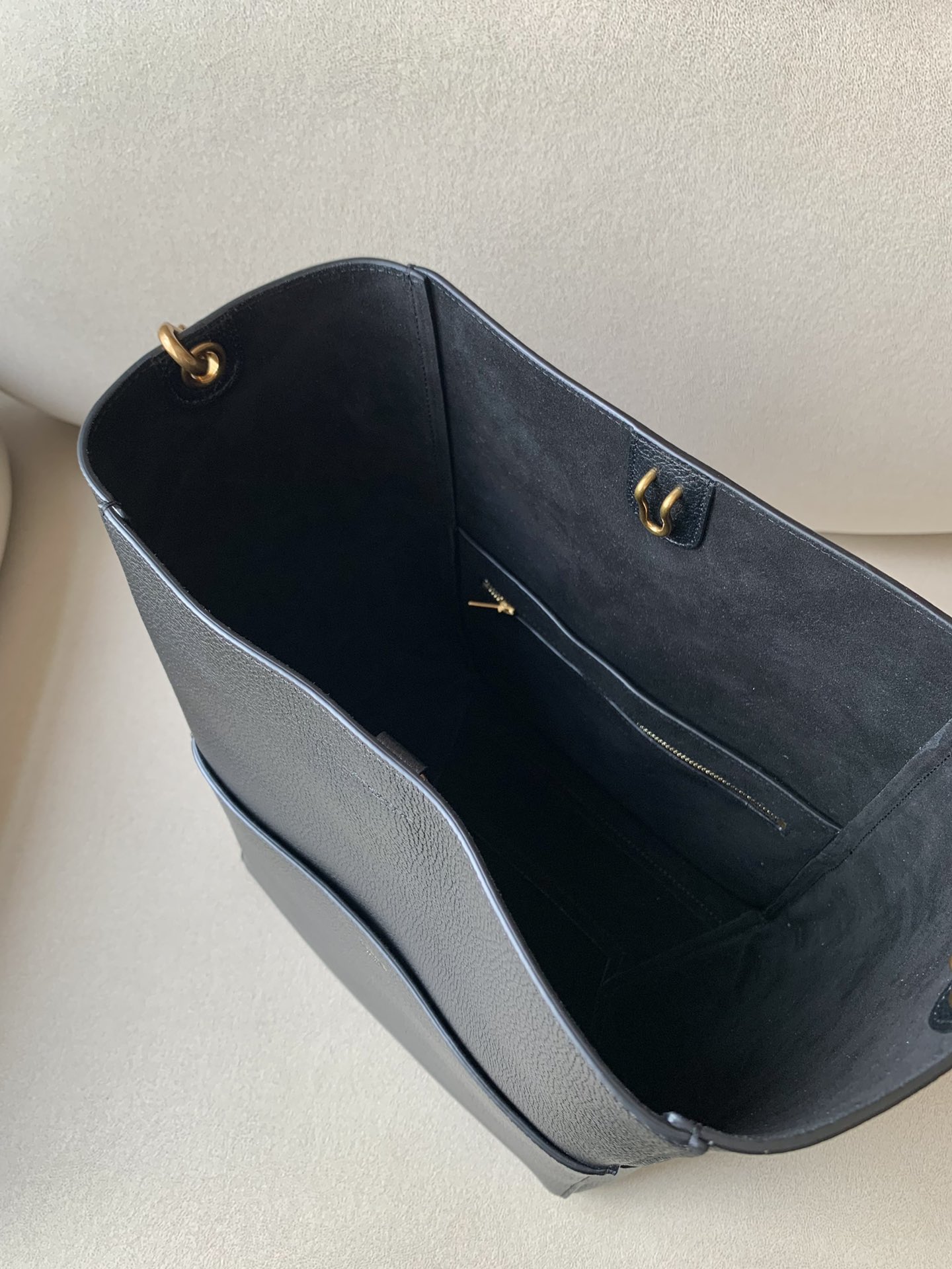 𝐂𝐞𝐥𝐢𝐧𝐞 SANGLE BUCKET bucket bag in soft grained calfskin