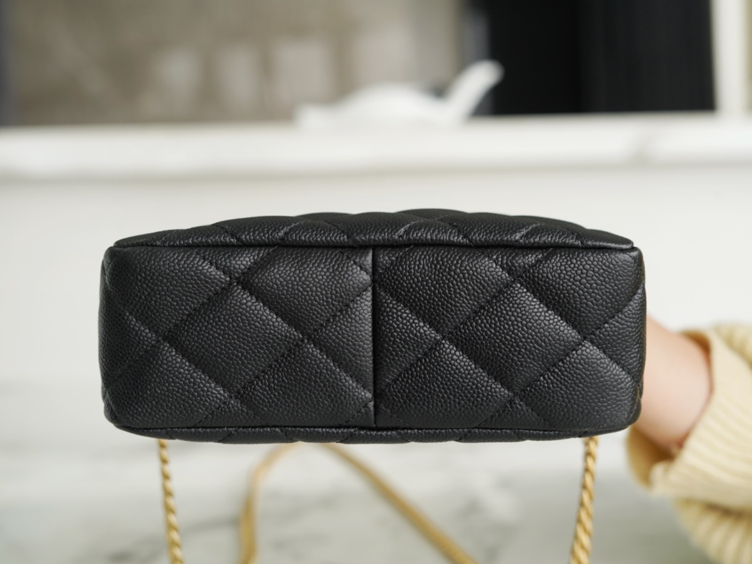 𝗖𝗛𝗔𝗡𝗘𝗟✦ 23P Spring Summer New Love adjustable buckle HoBo bag