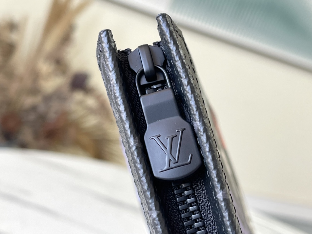 𝐋𝐎𝐔𝐈𝐒 𝐕𝐔𝐈𝐓𝐓𝐎𝐍  M81803