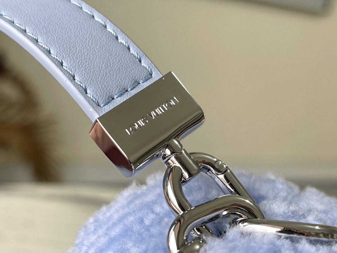 𝐋𝐎𝐔𝐈𝐒 𝐕𝐔𝐈𝐓𝐓𝐎𝐍    M21040