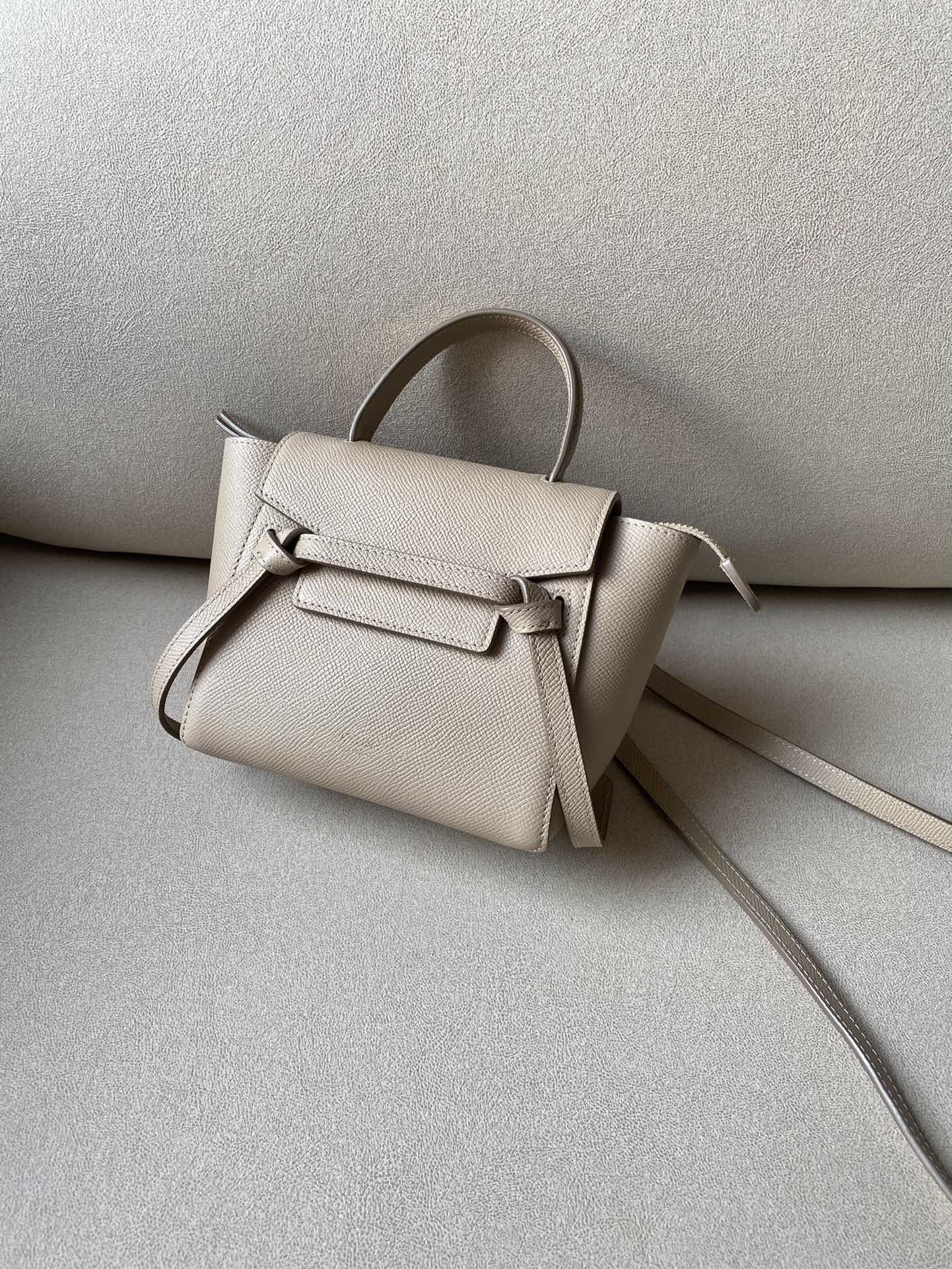 𝐂𝐞𝐥𝐢𝐧𝐞 𝐛𝐞𝐥𝐭 𝐩𝐢𝐜𝐨 𝟏𝟔𝐜𝐦 Grained Calfskin Bag