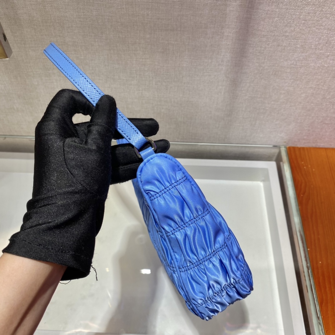 𝐏𝐑𝐀𝐃𝐀 nylon crinkle Hobo underarm bag