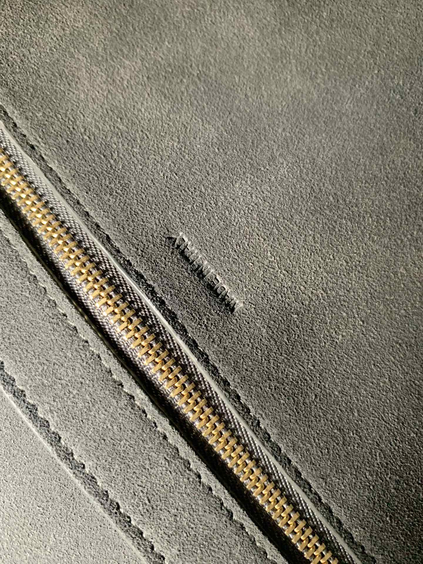 𝐂𝐞𝐥𝐢𝐧𝐞 SANGLE BUCKET bucket bag in soft grained calfskin