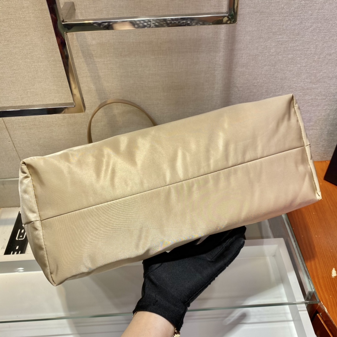 𝐏𝐑𝐀𝐃𝐀 Tote bag 1BG107
