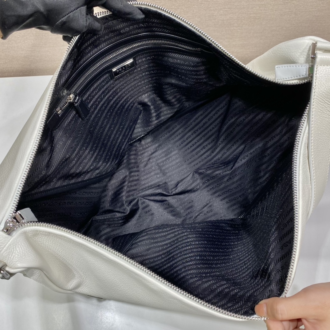 𝐏𝐑𝐀𝐃𝐀 Full leather large triangle bag 2VY007