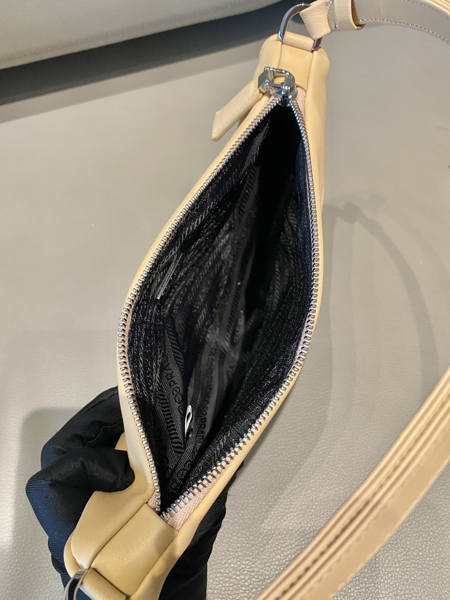 𝐏𝐑𝐀𝐃𝐀 Triangular bag 1NQ043