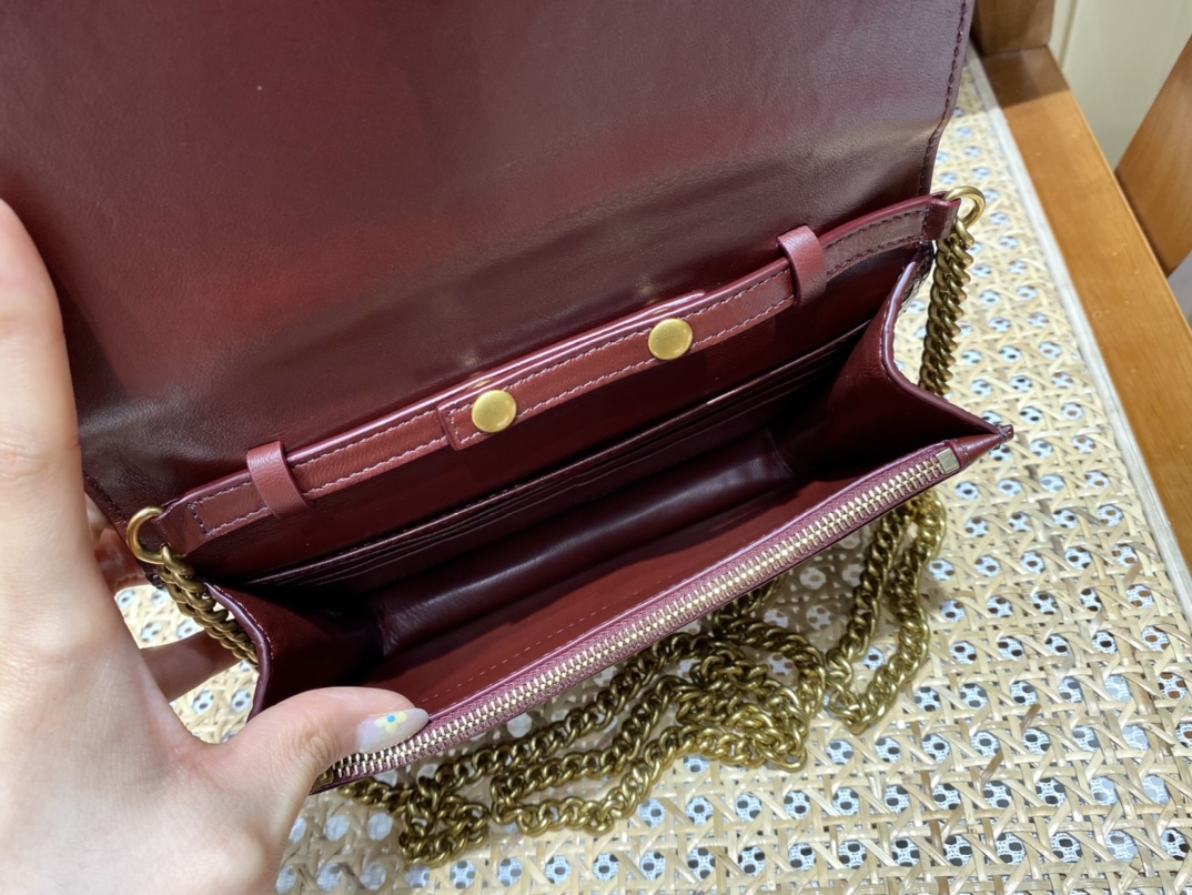 BALENCIAGA 𝘄𝗮𝗹𝗹𝗲𝘁 𝗼𝗻 𝗰𝗵𝗮𝗶𝗻 ▪️ crocodile print burgundy gold buckle