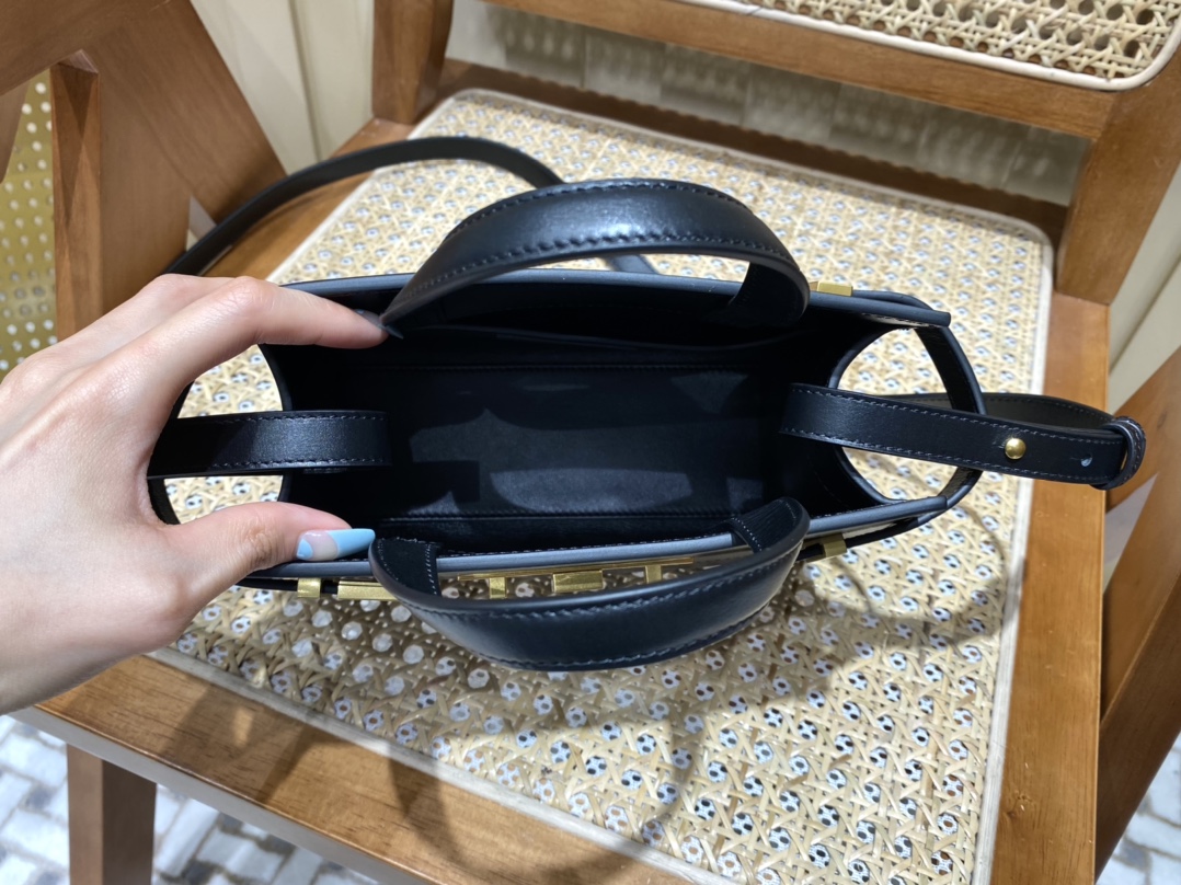 SAINT LAURENT 𝑴𝑨𝑵𝑯𝑨𝑻𝑻𝑨𝑵 𝑵𝑨𝑵𝑶#593741