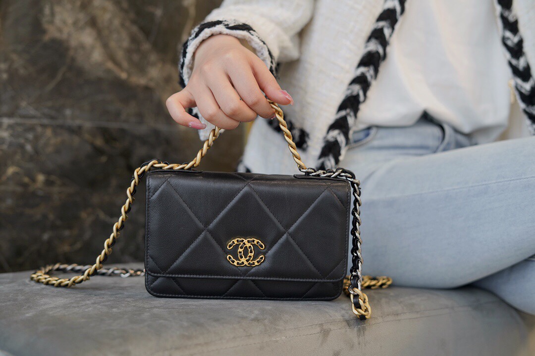 CHANEL 19Bag 𝑾𝒐𝒄 22C black gold buckle