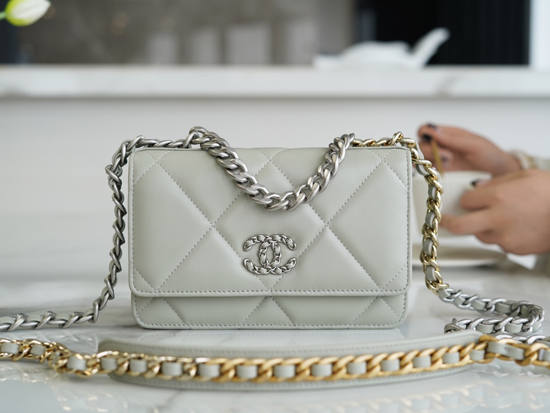 CHANEL 19Bag 𝑾𝒐𝒄 22C light grey silver buckle