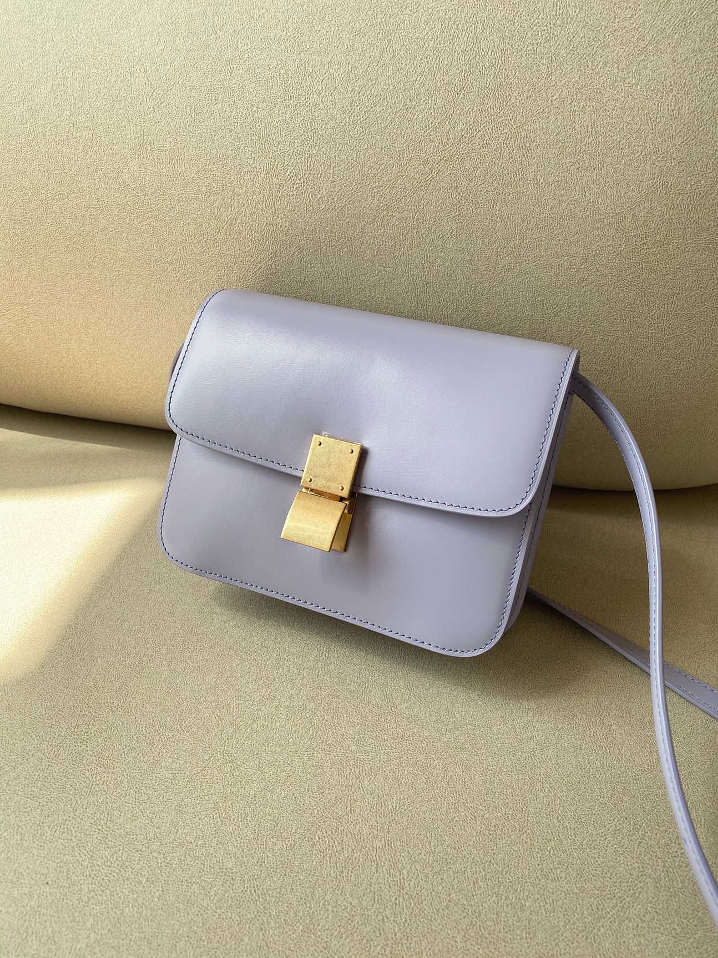 𝐂𝐞𝐥𝐢𝐧𝐞 Box Teen bag in polished calfskin