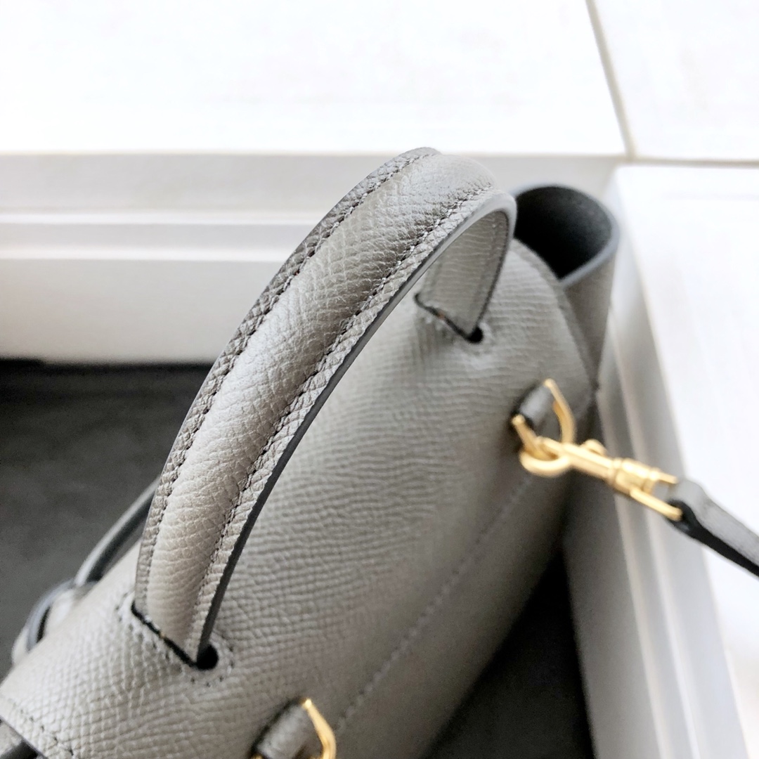 𝐂𝐞𝐥𝐢𝐧𝐞 𝐛𝐞𝐥𝐭 𝐩𝐢𝐜𝐨 𝟏𝟔𝐜𝐦 Grained Calfskin Bag