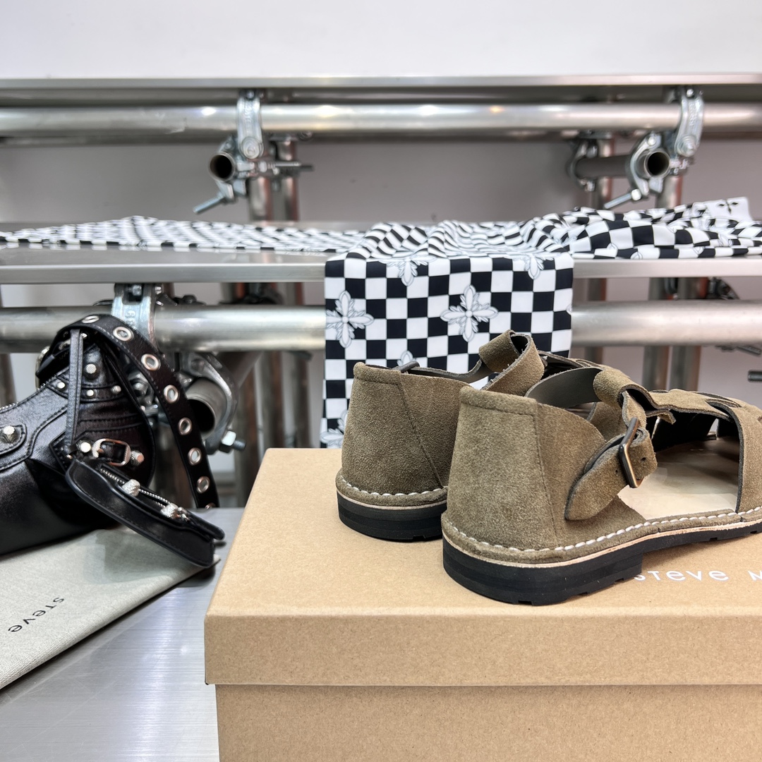𝐒𝐭𝐞𝐯𝐞 𝐌𝐨𝐧𝐨｜𝟐𝟎𝟐𝟑𝐒𝐒/𝐧𝐞𝐰 A pair of fully handmade sandals using Goodyear practices
