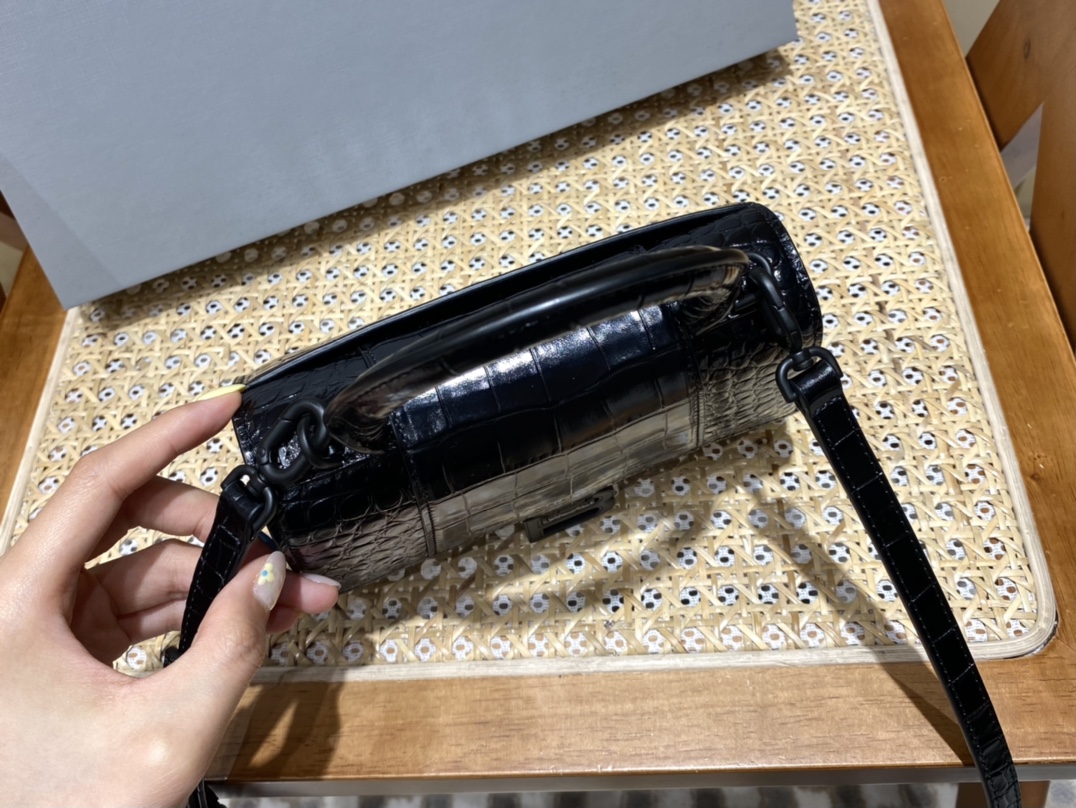 BALENCIAGA 𝐇𝐨𝐮𝐫𝐠𝐥𝐚𝐬𝐬 𝐗𝐒 crocodile-textured cowhide