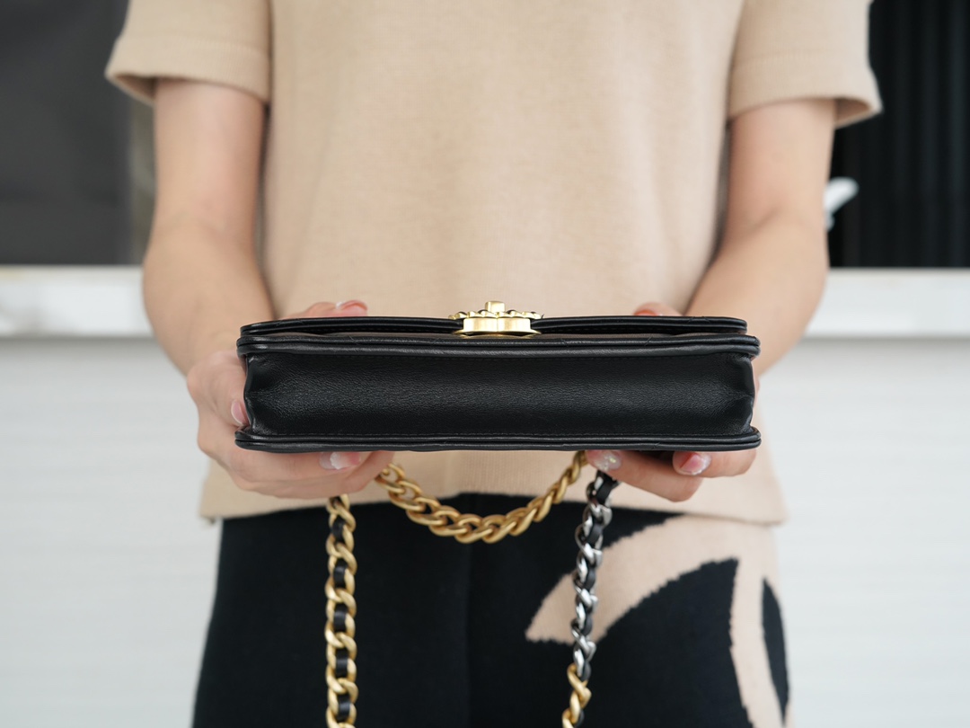 CHANEL 19Bag 𝑾𝒐𝒄 23p gold buckle black