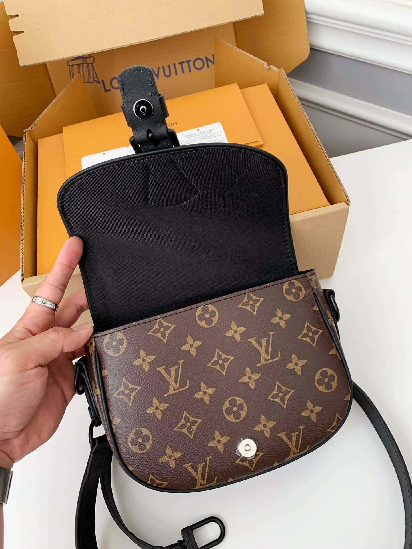 Louis Vuitton New season Montsouris Small Messenger Bag M47060 Size：20*17*7cm