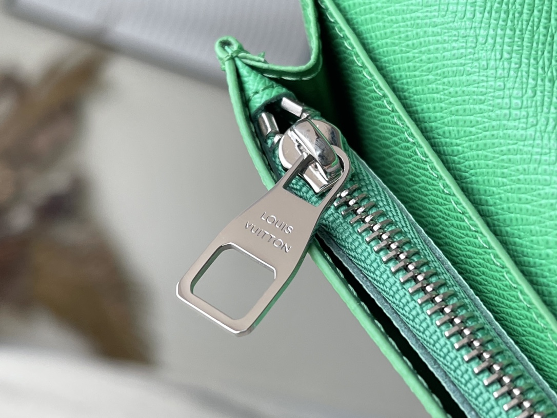 𝐋𝐎𝐔𝐈𝐒 𝐕𝐔𝐈𝐓𝐓𝐎𝐍   M82011