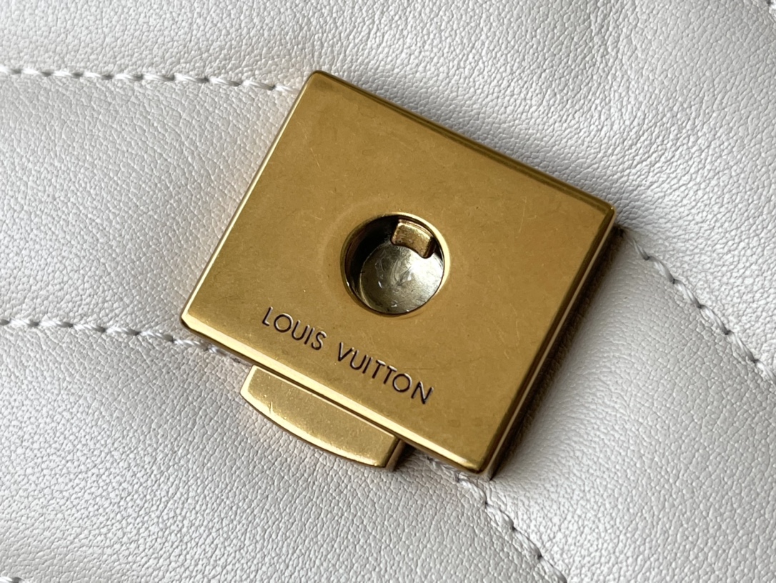 𝐋𝐎𝐔𝐈𝐒 𝐕𝐔𝐈𝐓𝐓𝐎𝐍   M21797