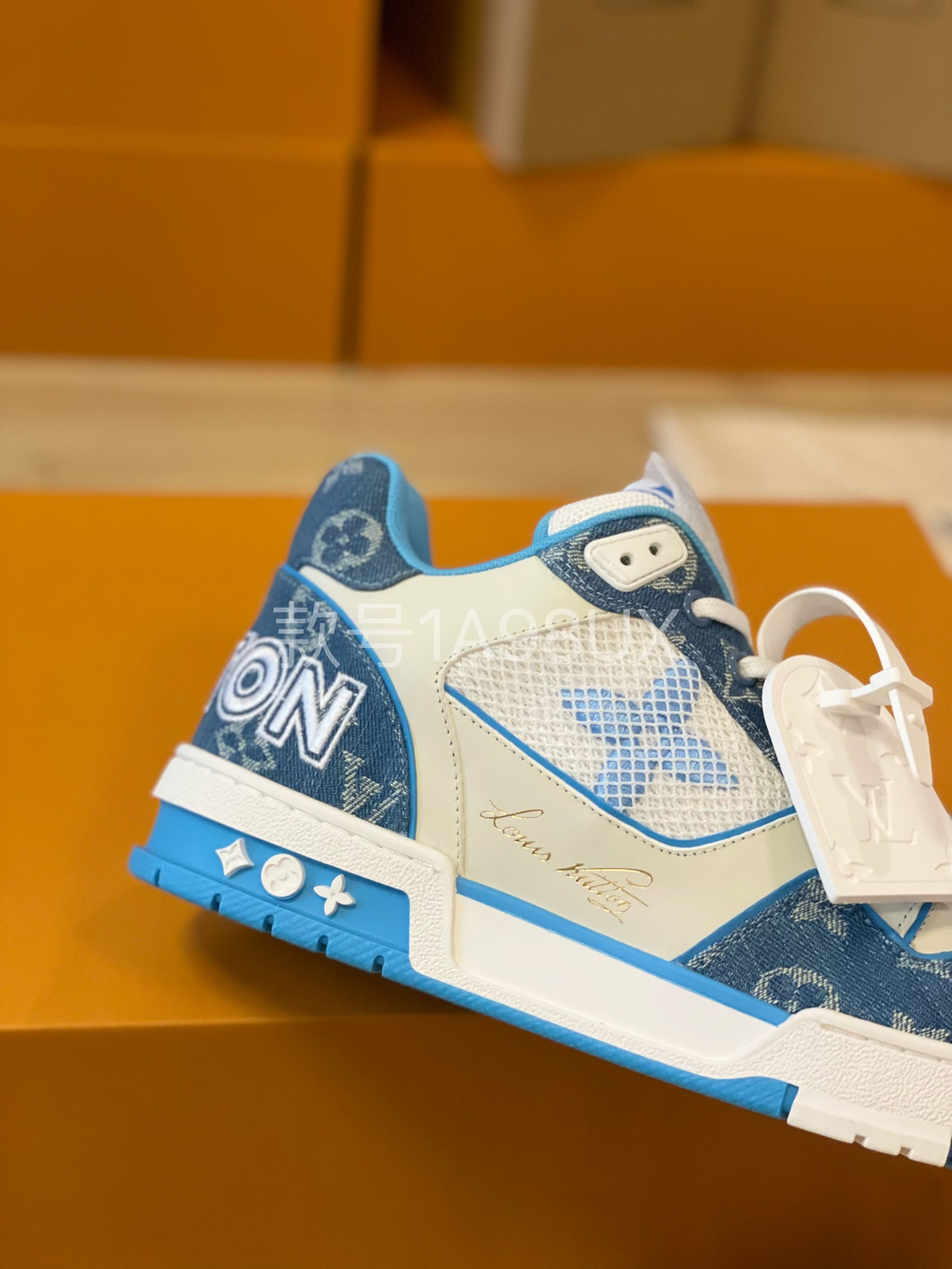 Louis Vuitton Trainer sneakers for couples, style 1A98UX