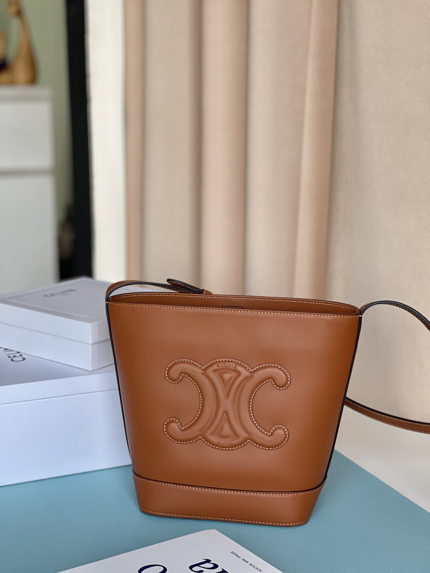 𝐂𝐞𝐥𝐢𝐧𝐞 CUIR TRIOMPHE Small smooth calfskin bucket bag