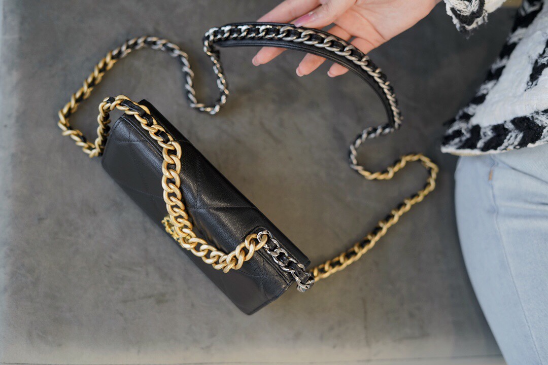 CHANEL 19Bag 𝑾𝒐𝒄 22C black gold buckle