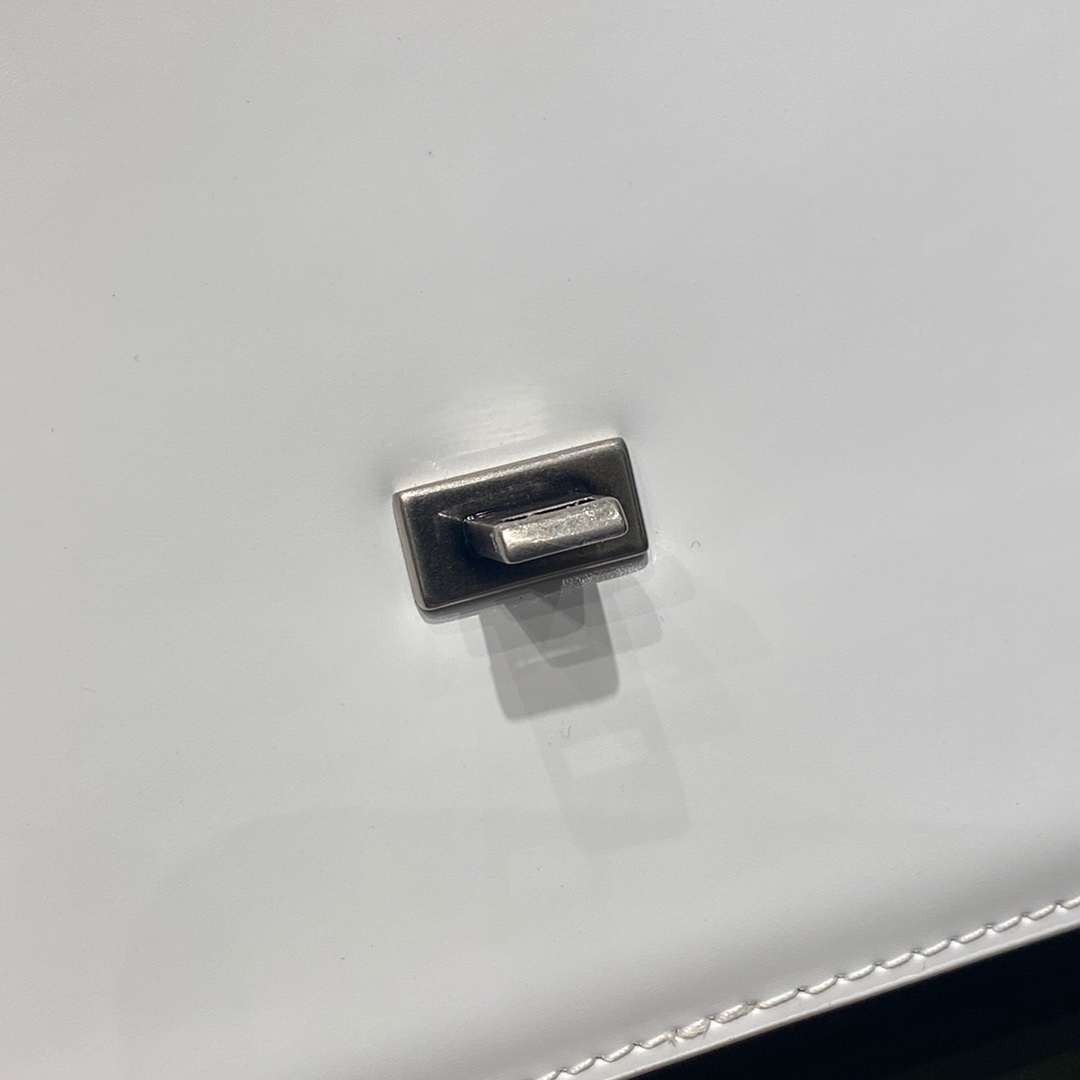 BALENCIAGA 𝘀𝗺𝗮𝗹𝗹 𝗯𝗮𝗴 Plain white silver buckle