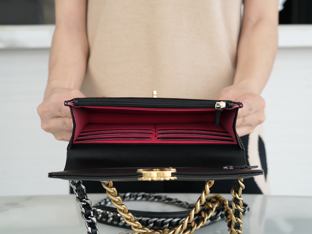 CHANEL 19Bag 𝑾𝒐𝒄 23p gold buckle black