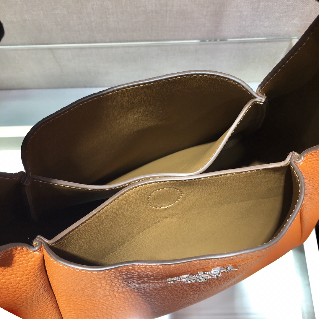 𝐏𝐑𝐀𝐃𝐀 New Bucket Bag