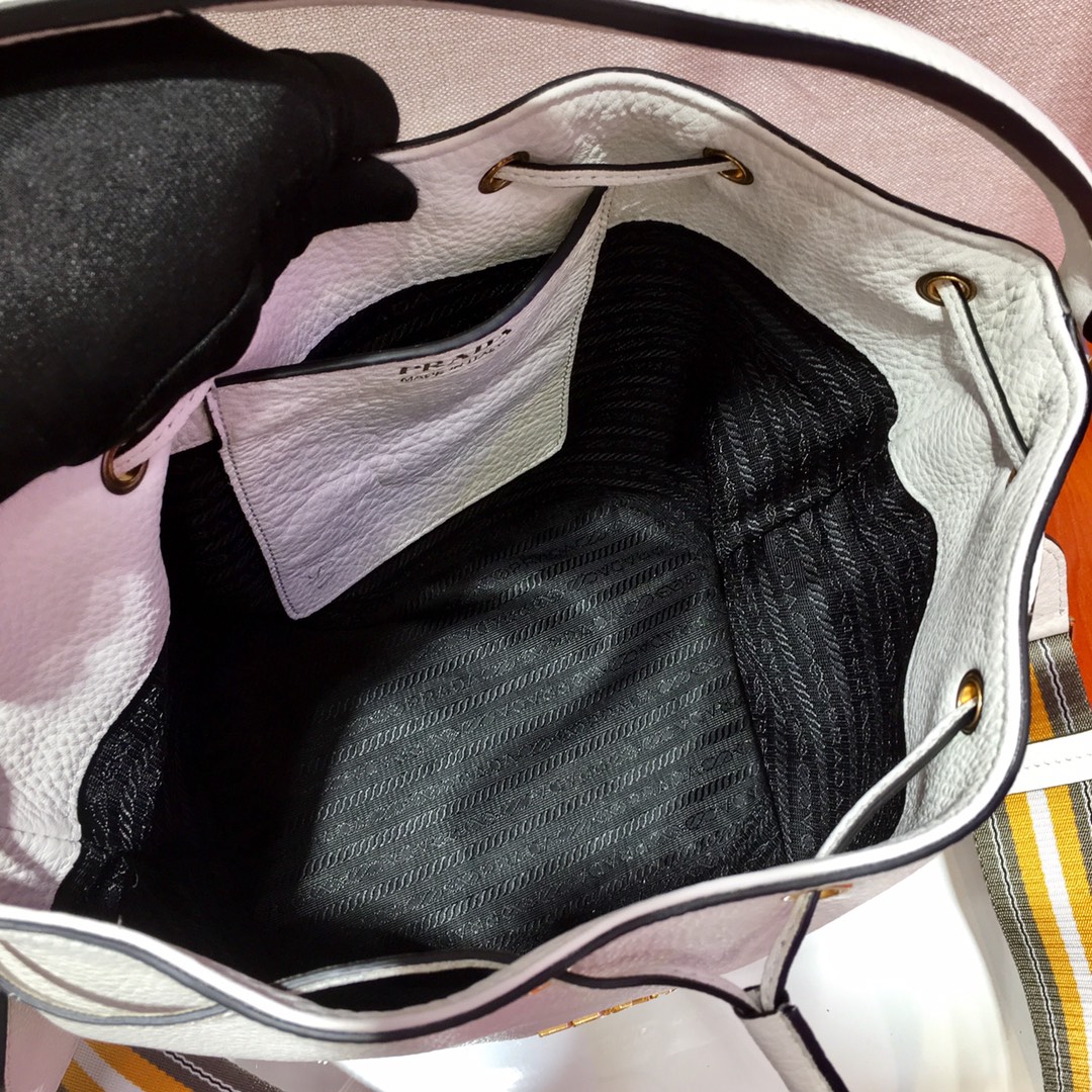 𝐏𝐑𝐀𝐃𝐀 Bucket bag 1BE018