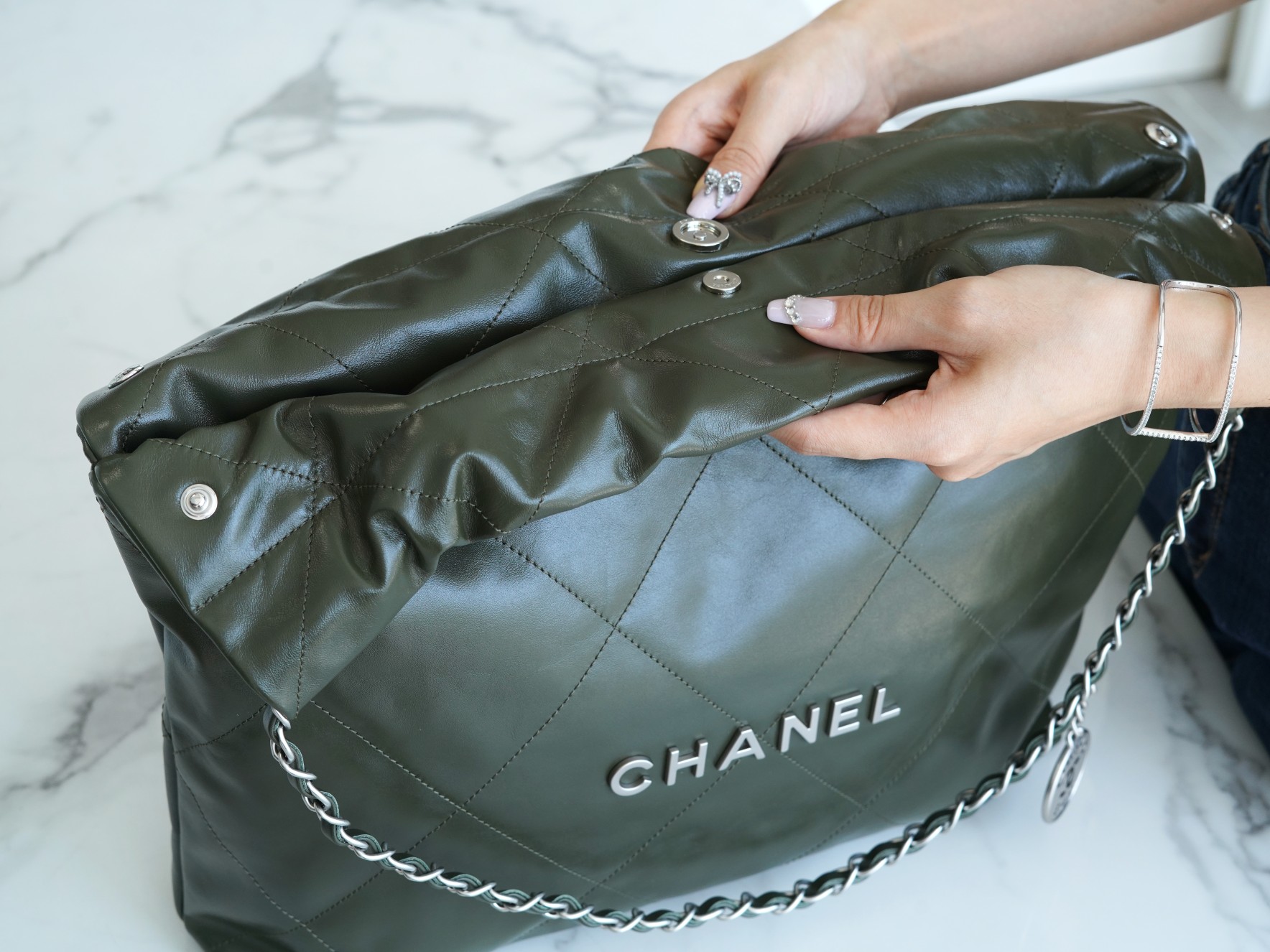 𝗖𝗛𝗔𝗘𝗡𝗟 ✦𝟐𝟐𝗣 spring and summer new 𝟐𝟐 handbag medium olive green