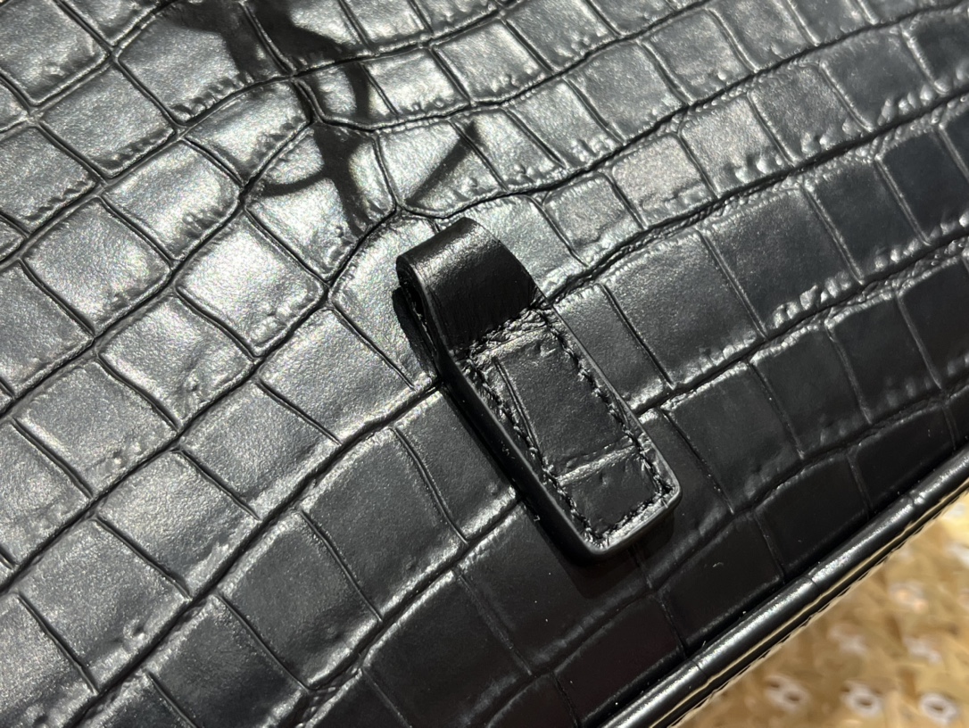 SAINT LAURENT Model: 657228 crocodile pattern original leather.JD