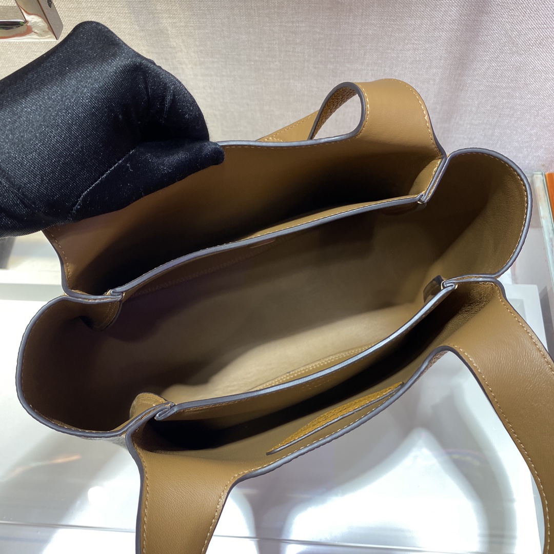 𝐏𝐑𝐀𝐃𝐀 New Bucket Bag