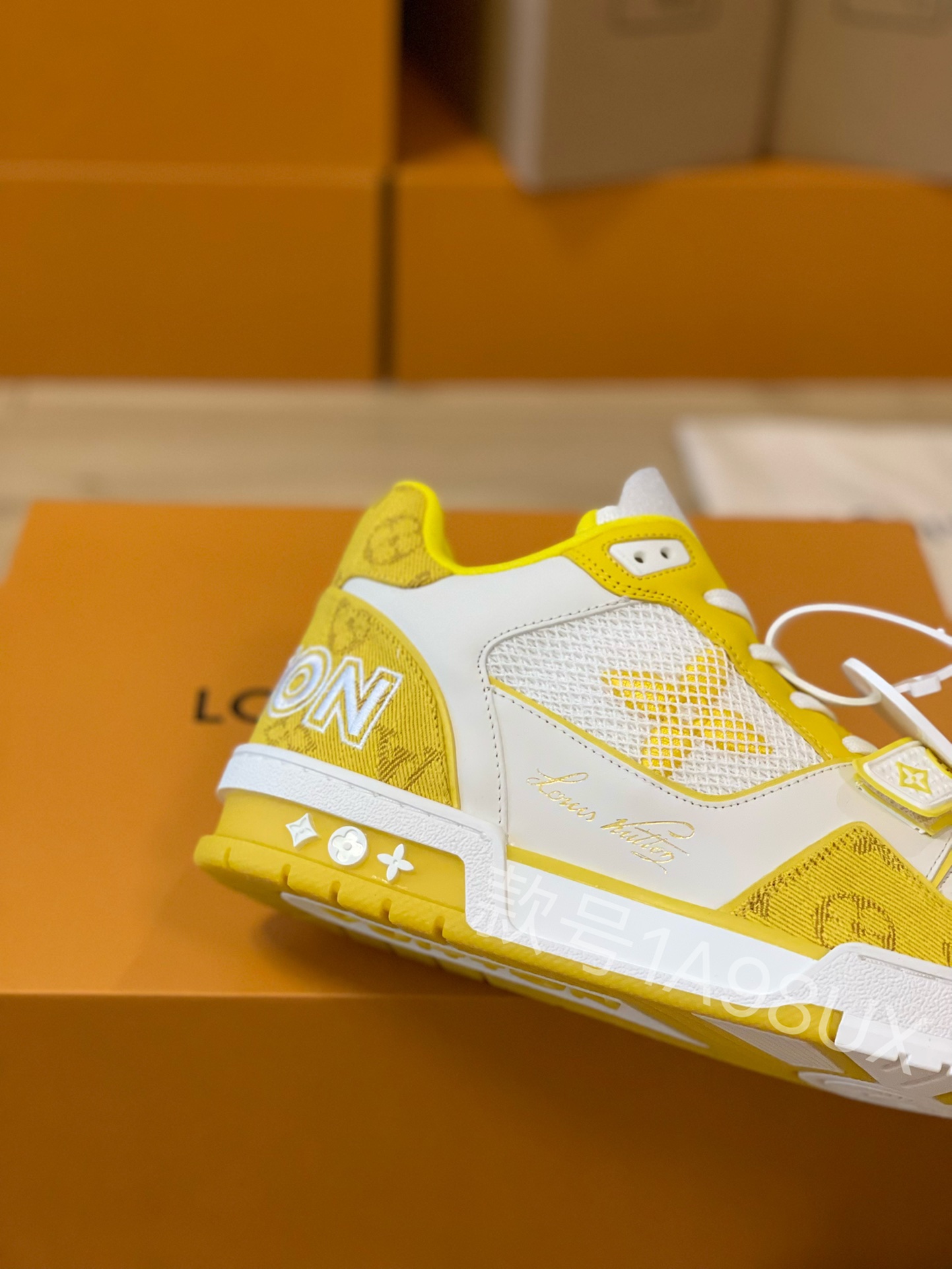 Louis Vuitton Trainer Sneakers Couple Model LD 0727