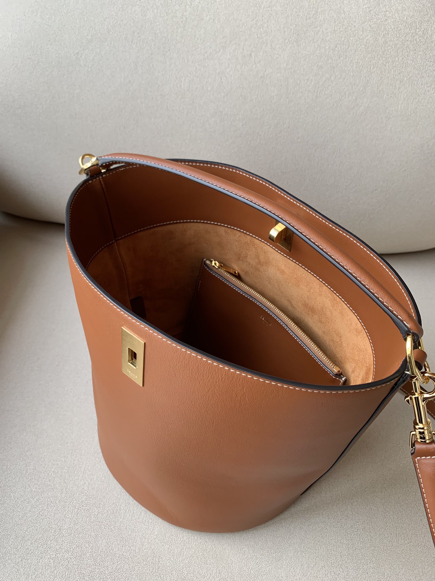 𝐂𝐞𝐥𝐢𝐧𝐞 BUCKET 16 bucket bag in smooth calfskin