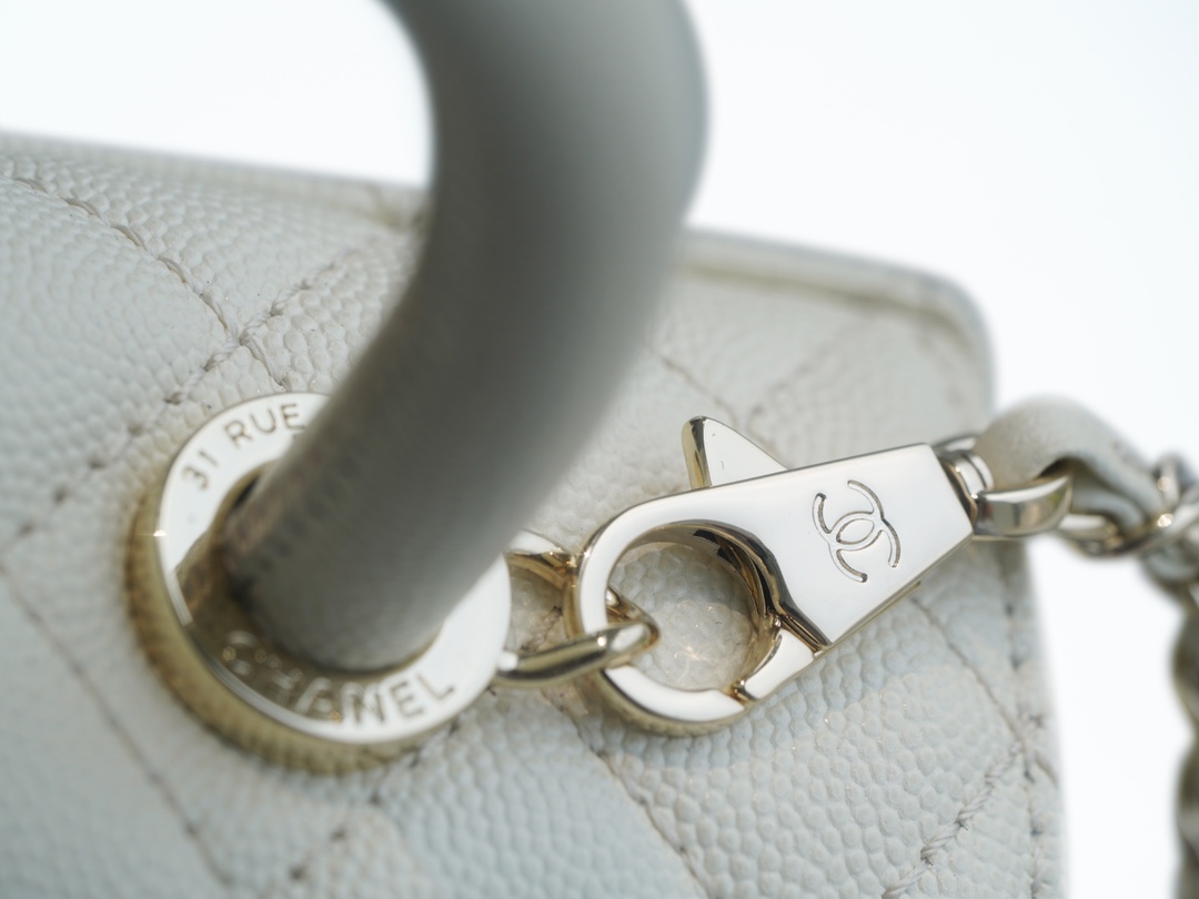 CHANEL 𝑪𝒐𝑪𝒐 𝒉𝒂𝒏𝒅𝒍𝒆 New Cowhide Handle Small Beige
