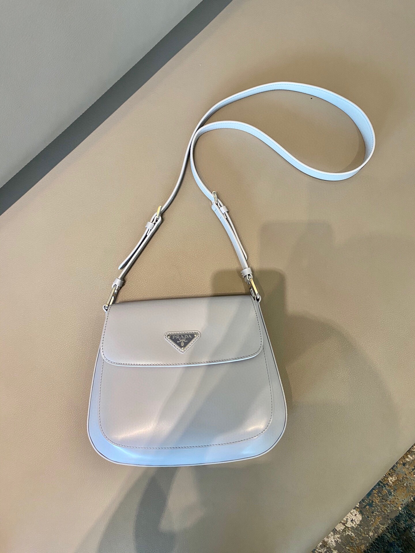 𝐏𝐑𝐀𝐃𝐀 Large flap w/ double shoulder strap 1BD303