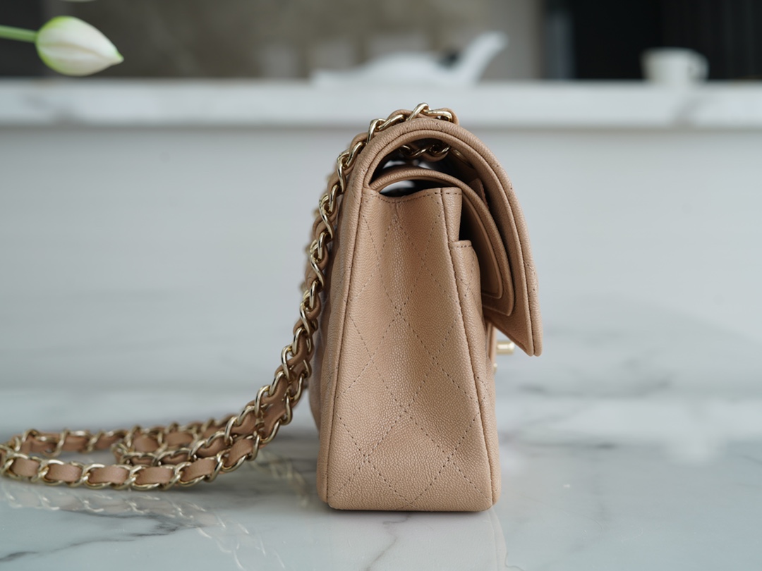 𝐂𝐇𝐀𝐍𝐄𝐋 Classic Flap washed cowhide is made from the most delicate calves just born Washed fetal cow small Khaki 🍂