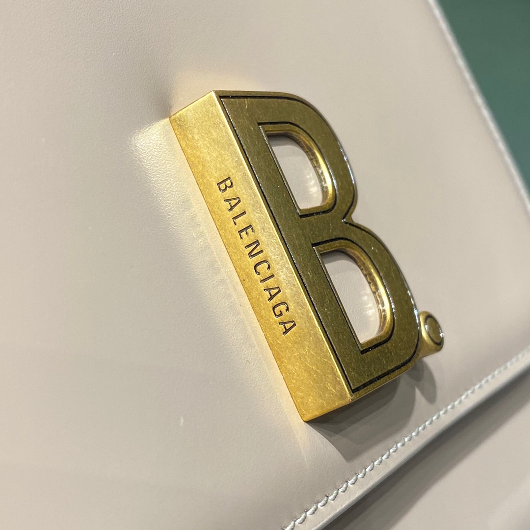 BALENCIAGA 𝘀𝗺𝗮𝗹𝗹 𝗯𝗮𝗴 Plain apricot gold buckle