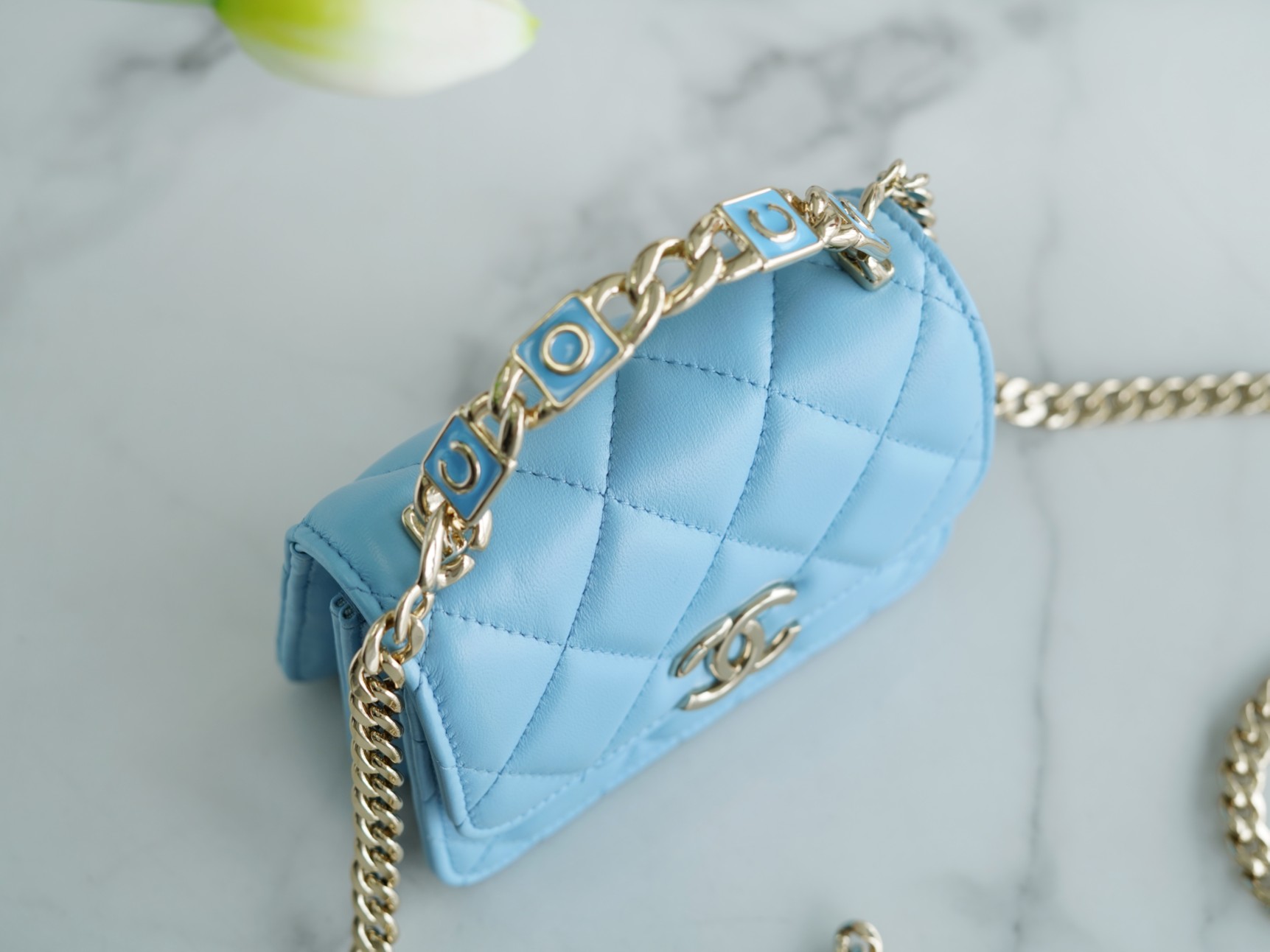 𝗖𝗛𝗔𝗘𝗡𝗟✦ 𝟮𝟮𝐒 Enamel Handle Chain Bag Blue